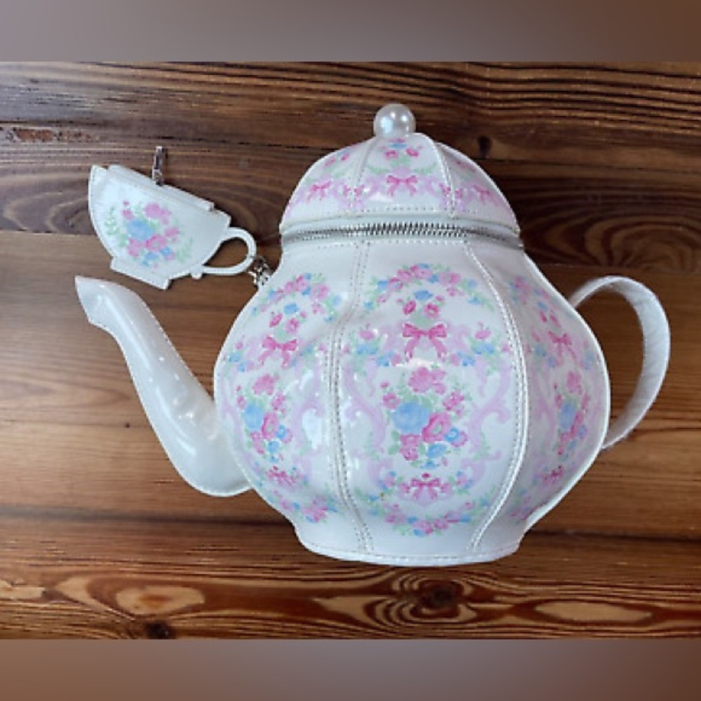 🤍ISO White or Pink TeaPot Purse from DollzKill💖